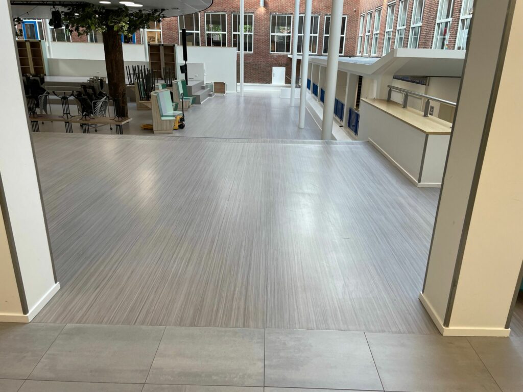 Pvc vloer reinigen van een school Pvc vloer reinigen van een school - de Clean Expert