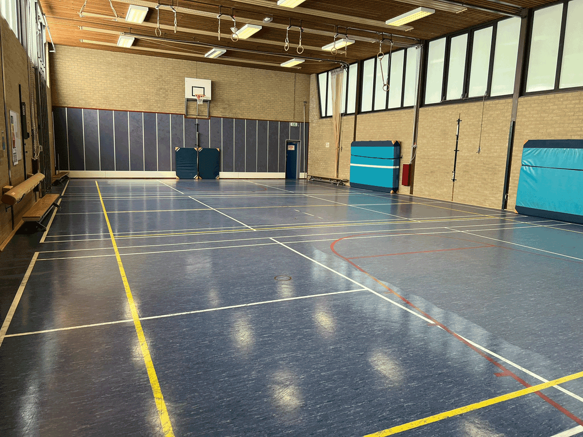 Professioneel gereinigde gymzaalvloer voor Stichting Topsport Alkmaar