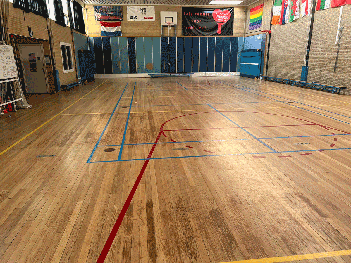 Houten sportvloer reinigen in gymzaal
