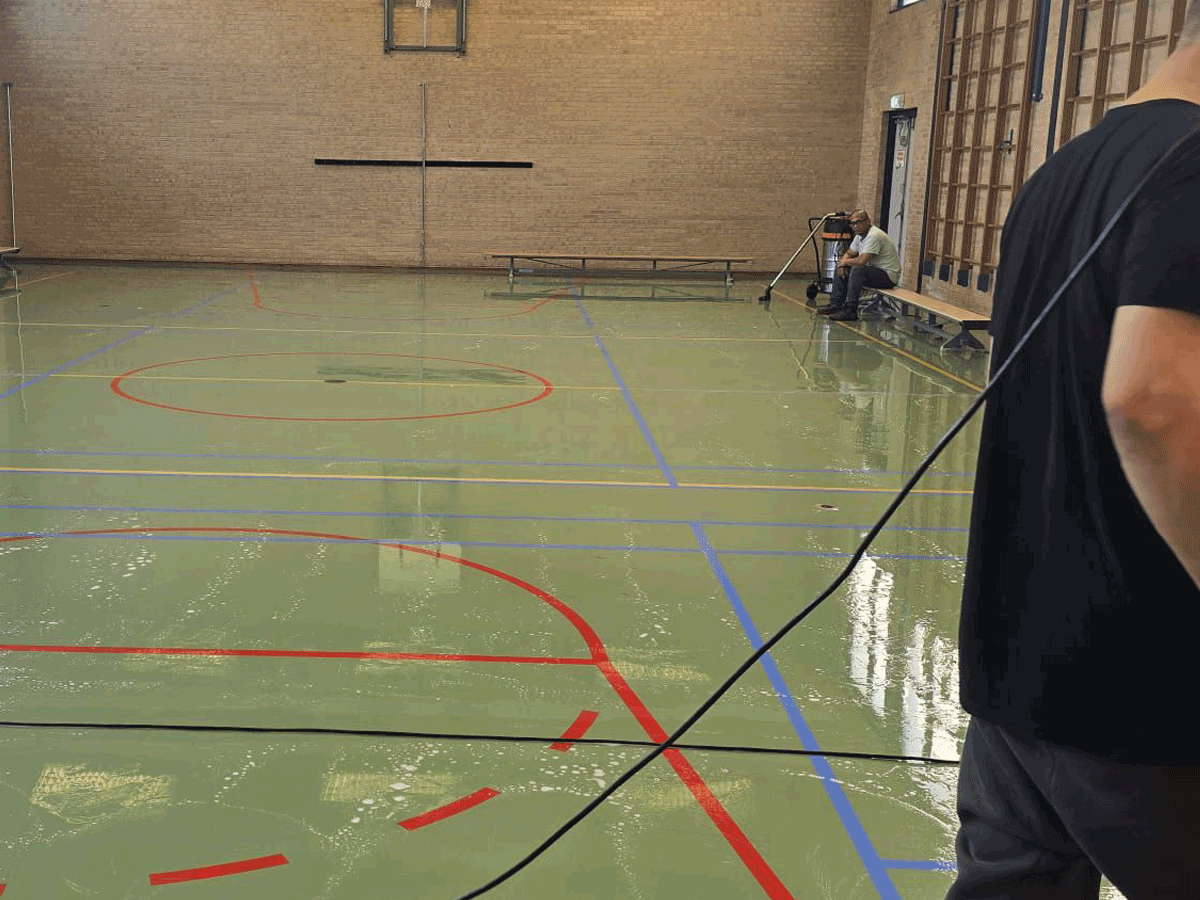 Kunststof sportvloer reinigen in gymzaal