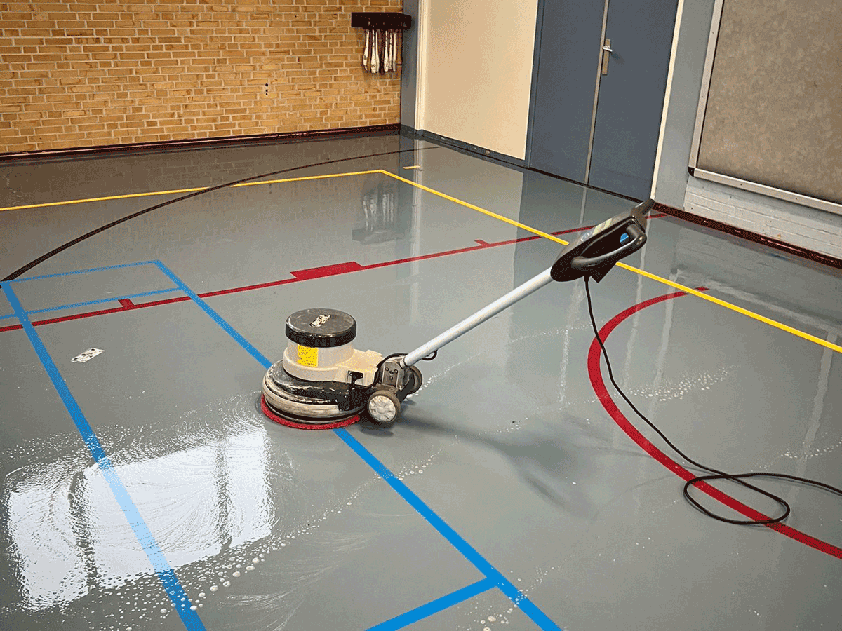 Sportvloer reinigen met professionele machine