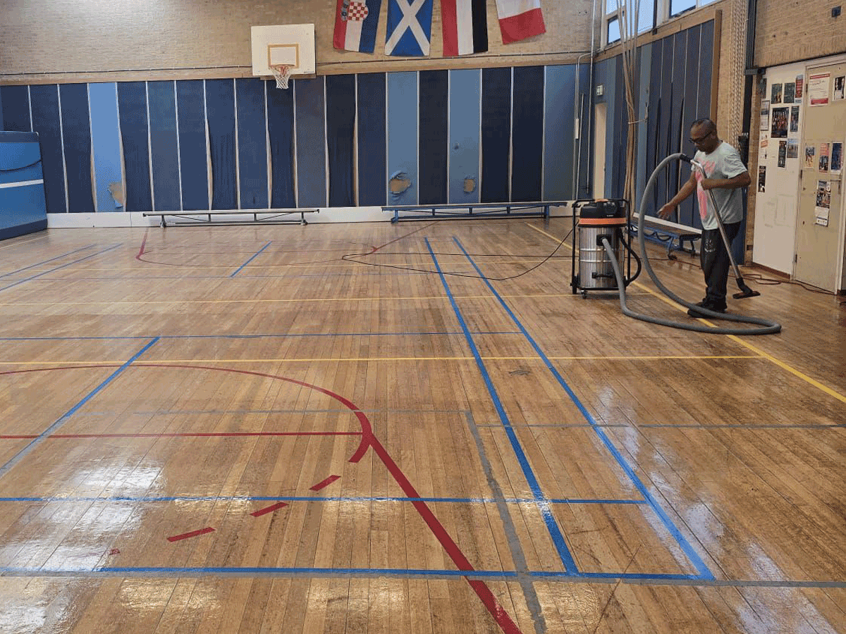 Gereinigde houten sportvloer met sportbelijning