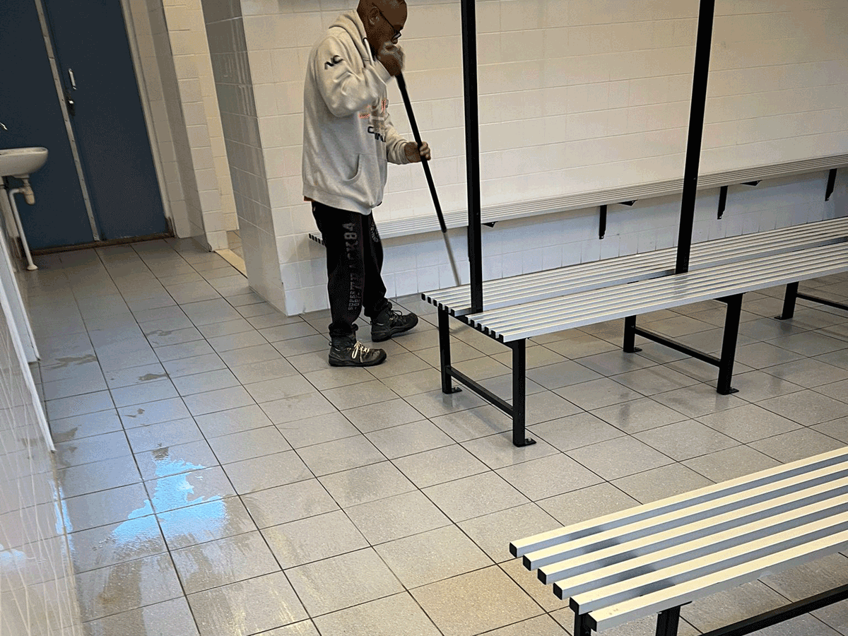 Sanitair reinigen bij gymzaal in Alkmaar