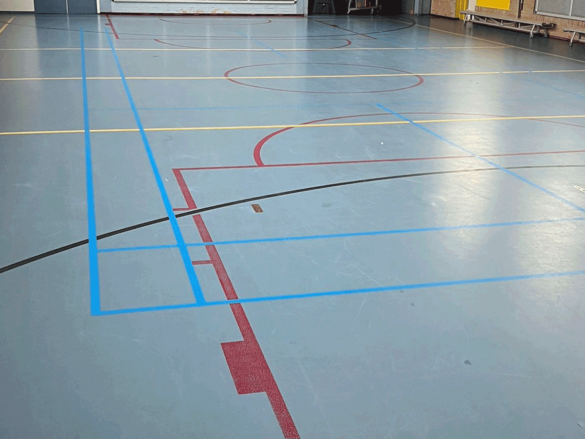 Specialistisch gereinigde sportvloer in gymzaal