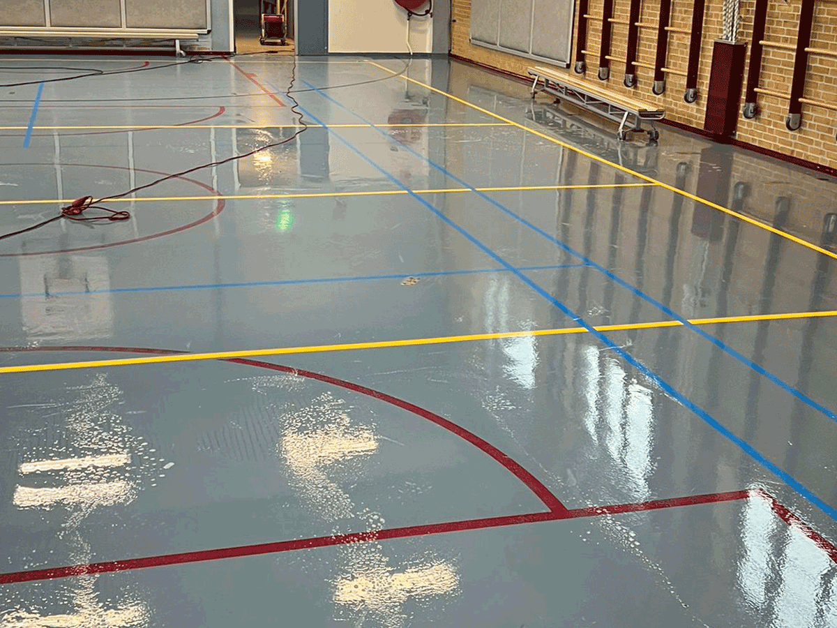 Schone sportvloer met belijning na professionele reiniging